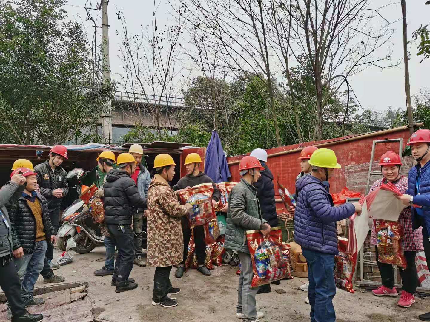 節(jié)前送“福”到工地 濃濃關愛暖人心