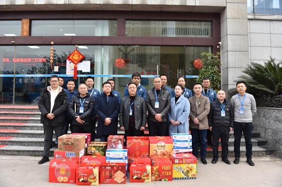 集團(tuán)公司黨委書記、董事長周燕賓一行看望慰問臨港公司一線員工
