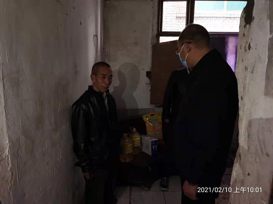 集團(tuán)公司慰問“雙包雙?！鄙鐓^(qū)困難群眾