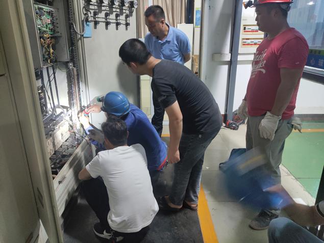 通宵奮戰(zhàn)，順利完成一水廠泵站電氣改造