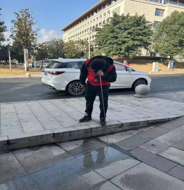 供水進(jìn)校園 服務(wù)暖人心 —投資公司支部、臨港支部聯(lián)合開(kāi)展“進(jìn)校辦實(shí)事”主題黨日活動(dòng)