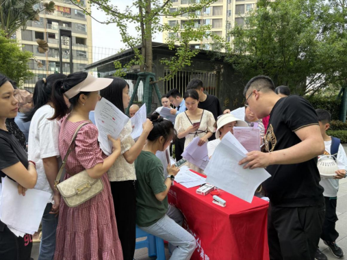 小區(qū)現(xiàn)場(chǎng)辦公解難題 助推供水服務(wù)“加速跑” —臨港公司開展“進(jìn)小區(qū)”五進(jìn)實(shí)踐活動(dòng)